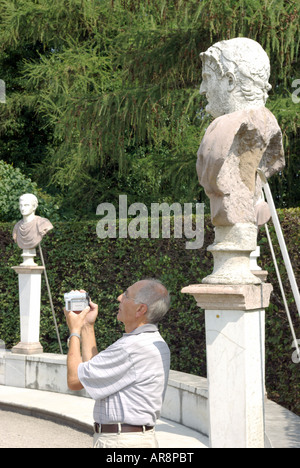 Une ancienne'prend une photo parmi les statues sur la terrasse à Schloss Sanssouci, Potsdam, Allemagne. Banque D'Images
