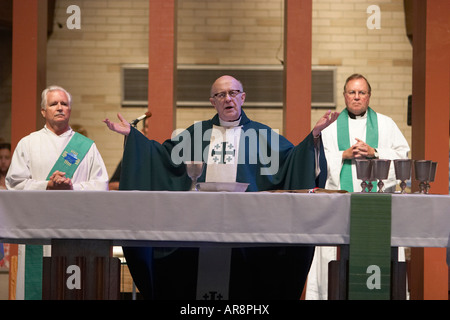 L'Archevêque Daniel Pilarczyk célébrait la messe avec un autre prêtre et diacre Banque D'Images