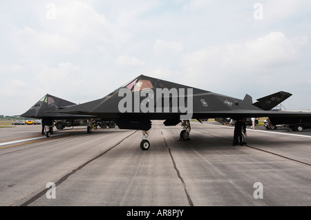 Deux chasseurs furtifs F-117 Nighthawk sur un tarmac Banque D'Images