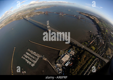 Vue aérienne de la Firth of Forth en Ecosse montrant le Forth Road et les ponts ferroviaires et portuaires Edgar Yacht Club. Banque D'Images