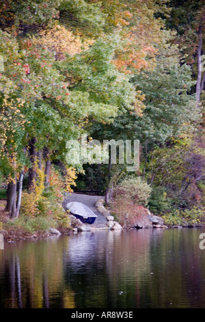 Petit bateau sur le côté d'un lac Banque D'Images