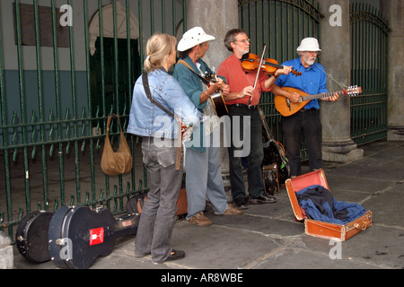 Musiciens irlandais jouant sur une rue à Kilkenny Irlande Banque D'Images