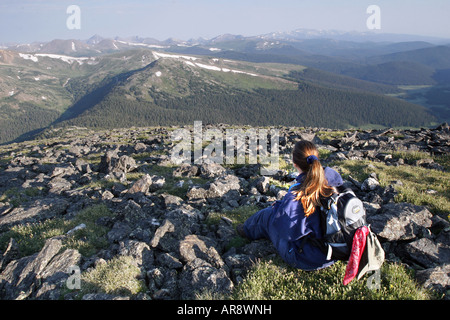Une femme de l'autre côté de l'randonneur forêt nationale Roosevelt du côté du mont Chapin dans Rocky Mountain National Park, États-Unis Banque D'Images