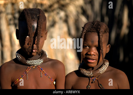 Deux jeunes filles montrant cheveux traditionnelle Himba et style collier en Namibie, dans le nord du pays. Banque D'Images