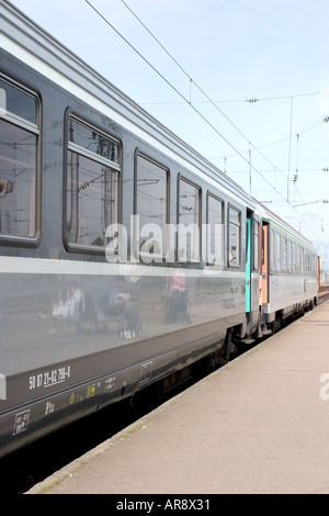 Corail ter train français sur bank Banque D'Images