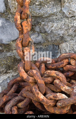 Un mur de pierre et la rouille chaîne d'ancre prise à Tenby Harbour West Wales, UK Banque D'Images