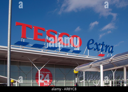 Tesco Extra super store logo sortie sign affinage en fûts de Stockport Cheshire North West UK GB EU Europe Banque D'Images