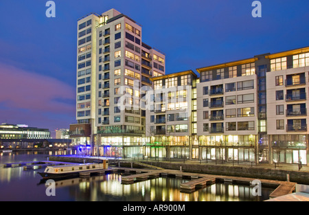 Voir la soirée d'une tour moderne waterside apartments sur Charlotte Quai du Grand Canal Docks docks de Dublin Banque D'Images