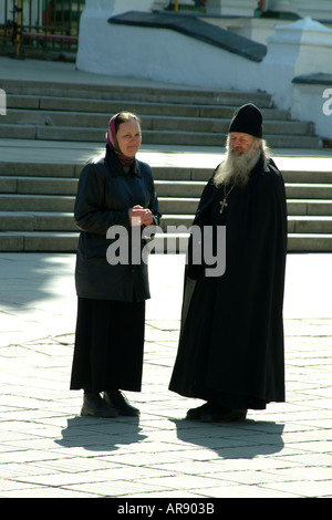 Sergiev Posad 60 kms de Moscou le monastère de la Trinité Saint-serge. Un prêtre et une femme en dehors de métropolites Residence Banque D'Images