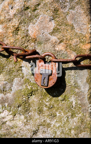 Cadenas anciens sur barrière en parc national de Peak District Derbyshire, Angleterre Angleterre Europe Banque D'Images