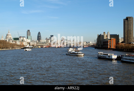 Londres Angleterre Ville bureaux Immeuble Vu le long de la Tamise de Waterloo Bridge Banque D'Images