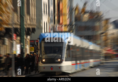 ISTANBUL. Le tramway moderne sur le divan Yolu dans le quartier historique de Sultanahmet. L'année 2007. Banque D'Images