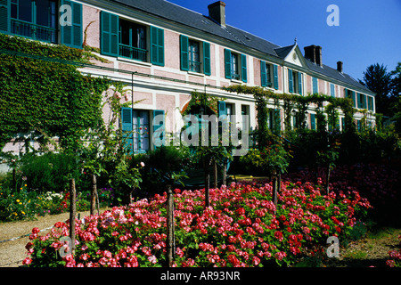 Frontière coloré en face de la maison de Claude Monet à Giverny Banque D'Images