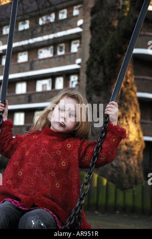 Hackney est de Londres UK Février 2008 Lola dans le parc et jouent sur une balançoire , sucer une sucette Banque D'Images