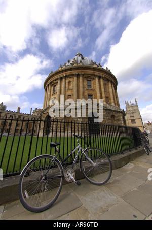 Moto garée en face d'Oxford Radcliffe Camera Banque D'Images