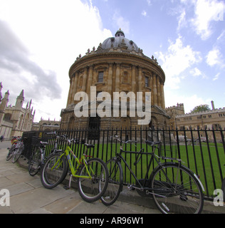 Voitures garées en face d'Oxford Radcliffe Camera Banque D'Images