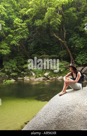 Femme en Akubra et la rivière Mossman Mossman Gorge, Daintree National Park North Queensland Australie Banque D'Images