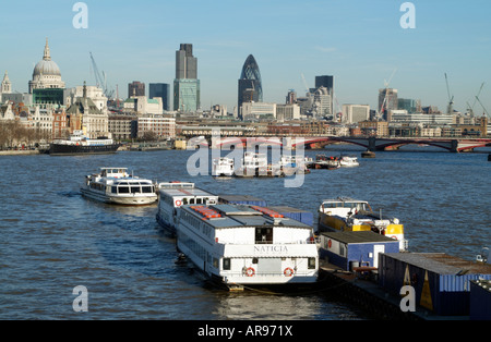 Londres Angleterre Ville bureaux Immeuble Vu le long de la Tamise de Waterloo Bridge Banque D'Images