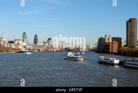 Londres Angleterre Ville bureaux Immeuble Vu le long de la Tamise de Waterloo Bridge Banque D'Images