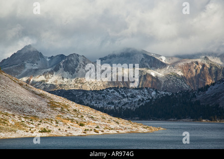 Sacoches lac et montagnes de Sierra Nevada près de Tioga pass et de l'Est de l'entrée de Yosemite avec la lumière de la neige de l'automne, en Californie Banque D'Images