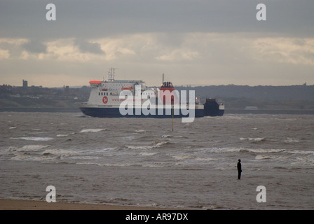 Car-ferry de retourner à Liverpool, Royaume-Uni passé Crosby Beach Banque D'Images