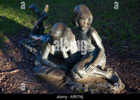 Partie d'Alice et le lapin blanc sculpture par Edwin Russell situé près de la rivière Wey, Guildford, Surrey, Angleterre. Banque D'Images