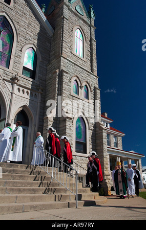 L'Archevêque Daniel Pilarczyk de l'Archidiocèse de Cincinnati en traitement à l'église Saint Patrick accompagnés par des prêtres Banque D'Images