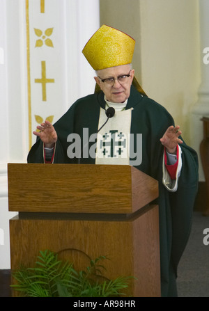 L'Archevêque Daniel Pilarczyk de l'Archidiocèse de Cincinnati offrant une homélie pendant la messe Banque D'Images