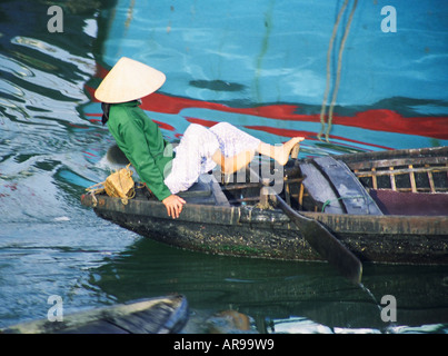 Vietnam, Woman Rowing Boat avec ses pieds Banque D'Images