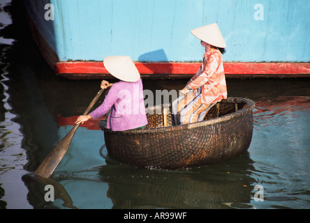 Les femmes dans un bateau à rames Banque D'Images