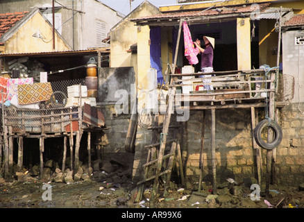 Femme de raccrocher le lavage dans Riverside House Banque D'Images