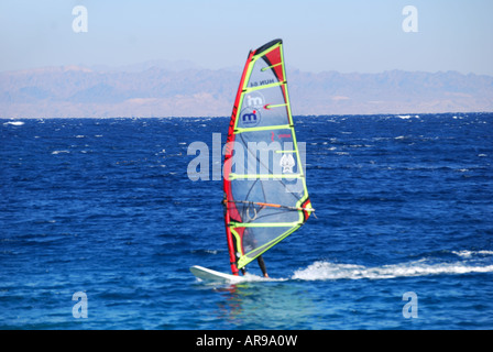 Windsurfer en mer agitée, Dahab, péninsule du Sinaï, Égypte Banque D'Images