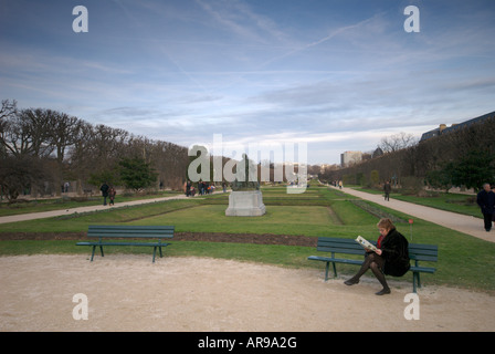 Dame d'âge moyen prend une pause sur un dimanche après-midi en hiver au jardin des plantes Banque D'Images