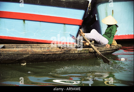 Bateau de pagaie femme avec pieds Banque D'Images