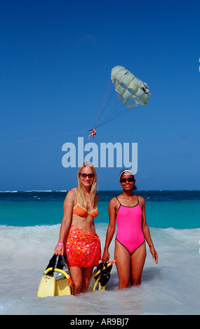 Deux femmes plongeur « scin » sur la plage Punta Cana Caraïbes République dominicaine Banque D'Images