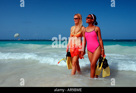 Deux femmes plongeur « scin » sur la plage Punta Cana Caraïbes République dominicaine Banque D'Images