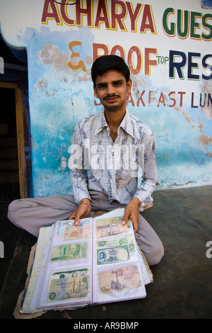 Un indien montrant ses billets collection - Jodhpur, Rajasthan, India Banque D'Images