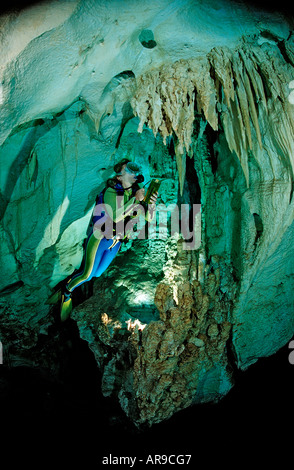 Plongeur sous-marin, en Cueva Taina Punta Cana République dominicaine d'eau douce Banque D'Images