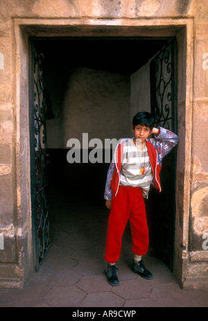 1, un Mexicain, garçon, contact oculaire, touriste, Casa de los Once Patios, La Casa de los patios une fois, Patzcuaro, Michoacan State, Mexico Banque D'Images