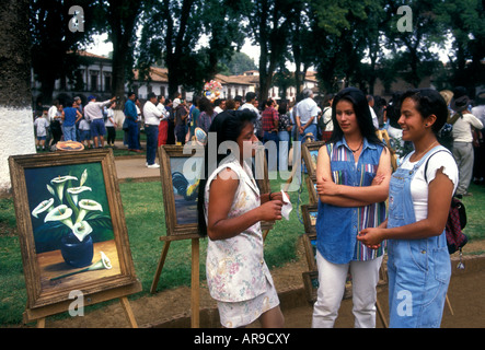 Les mexicains, les jeunes femmes adultes, d'amis, se réunir, art fair, plaza Vasco de Quiroga, ville de Patzcuaro, Patzcuaro, Michoacan state, Mexico Banque D'Images