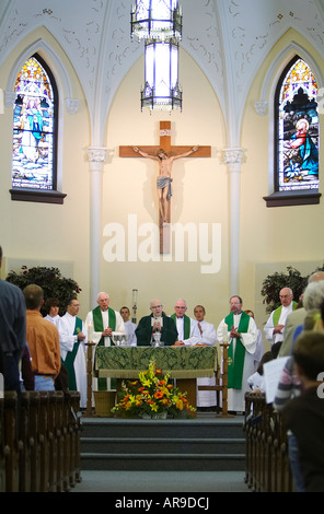 L'Archevêque Daniel Pilarczyk célébrait la messe et l'Eucharistie avec d'autres prêtres sur l'autel Banque D'Images