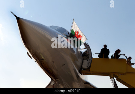 Concorde avec drapeau gallois de l'aéroport international de Cardiff Rhoose Vale of Glamorgan South Glamorgan Wales UK HJ Banque D'Images