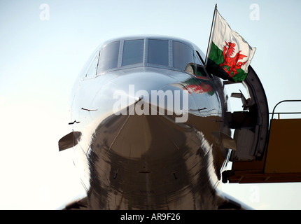 Concorde avec drapeau gallois de l'aéroport international de Cardiff Rhoose Vale of Glamorgan South Glamorgan Wales UK HJ Banque D'Images