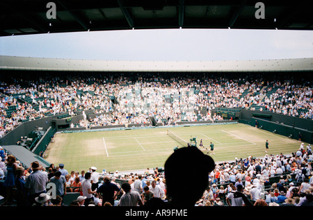 La foule à la cour aucune un à Wimbledon Wimbledon 2006 Londres Angleterre Banque D'Images