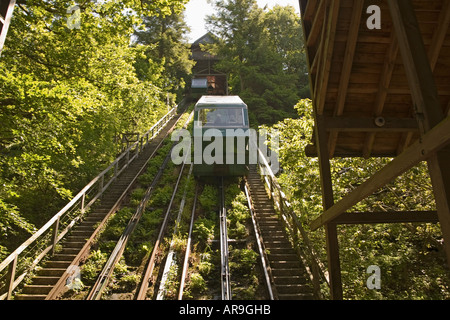 CORRIS GWYNEDD AU NORD DU PAYS DE GALLES UK Juin falaise équilibrée de l'eau des wagons de chemin de fer peut prendre 17 adultes le long de la pente de 60 m Banque D'Images