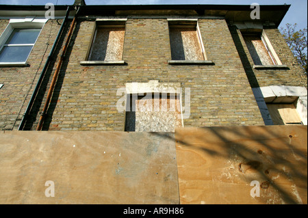 Monte à bord de la fin-de-terrasse chambre dans le nord de Londres Banque D'Images