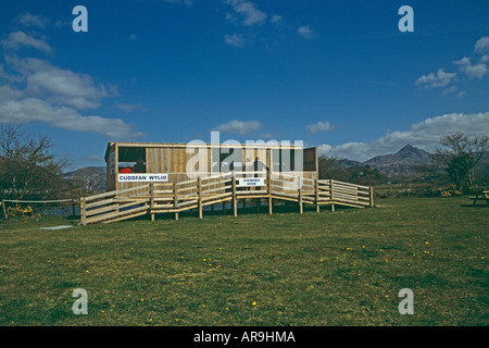 PORTHMADOG GWYNEDD AU NORD DU PAYS DE GALLES UK peut cacher une visualisation RSPB où les visiteurs peuvent voir les Balbuzards nicheurs rares Banque D'Images