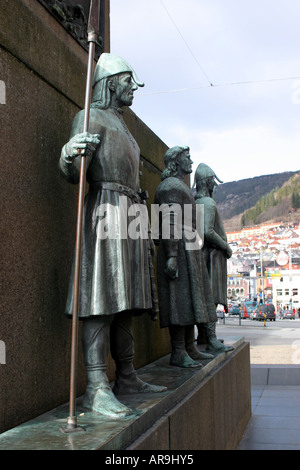 Des statues d'hommes Viking à Bergen en Norvège. Banque D'Images