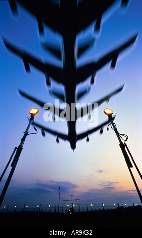 Boeing 747 jumbo jet avion de voler au-dessus de feux de piste silhouette floue plusieurs mouvements d'effet de l'exposition à l'atterrissage Banque D'Images