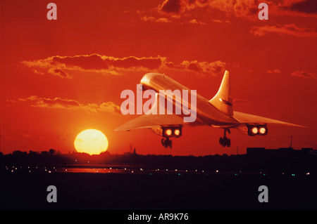 BAE BAC Aerospatiale avion supersonique Concorde dans l'air au décollage de postcombustion flammes pleine poussée des moteurs de l'aile Banque D'Images